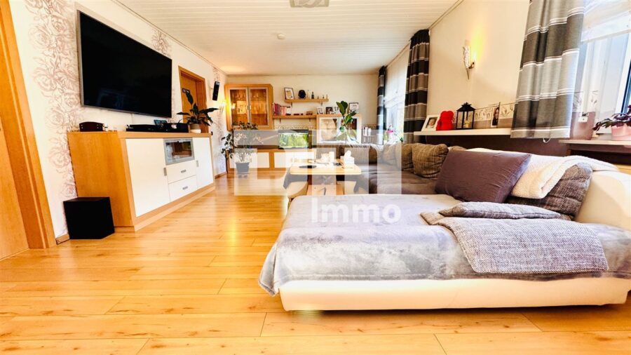 (Reserviert)!!!Umfassend saniertes Ein-/Zweifamilienhaus + Carport, PV-Anlage, Speicher, Wallbox - EG Wohn / Esszimmer